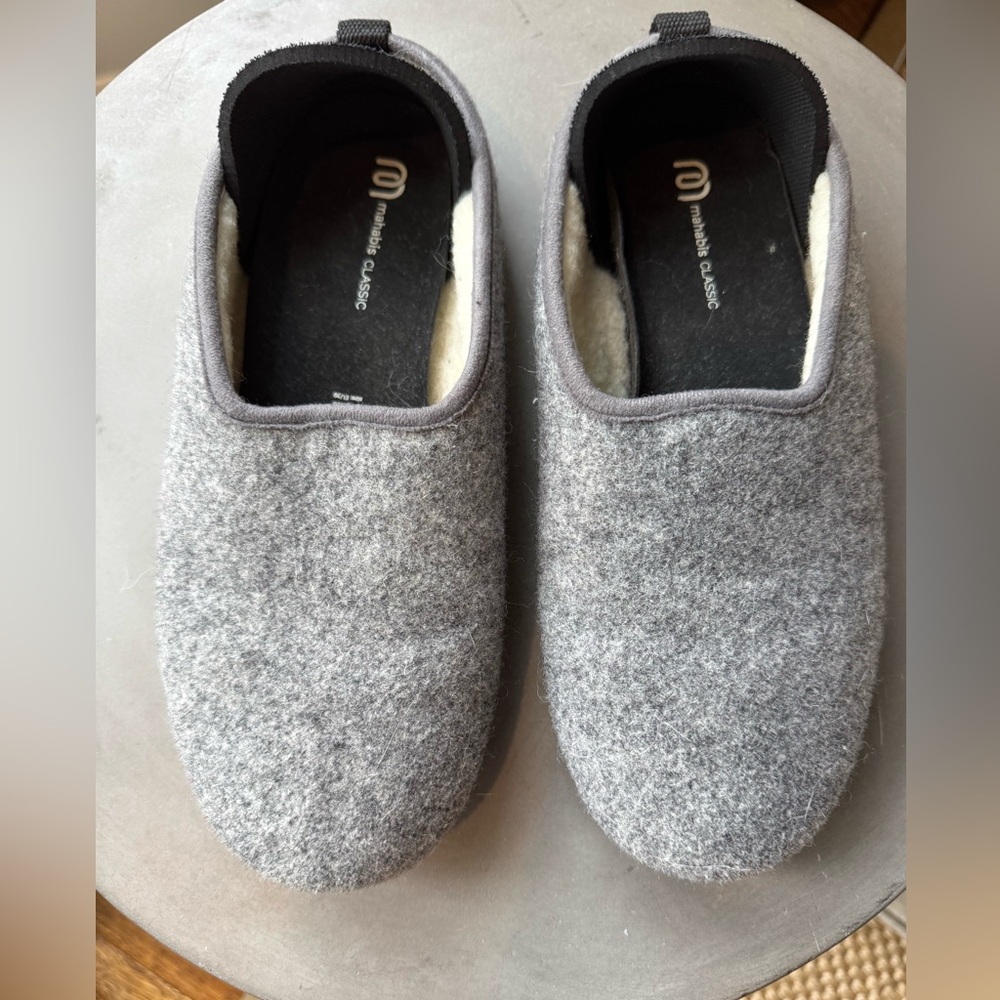 NWOT Women’s Gray Mahabis Slippers 39
